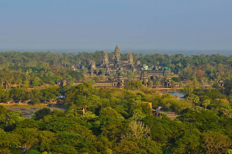 アジアの世界遺産「アンコール遺跡群」と「ハロン湾」　　　　　　　　　　　　　カンボジアとベトナムをめぐる８日間の旅